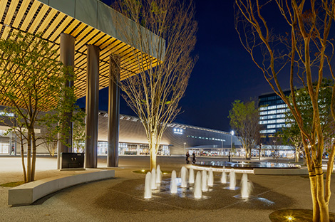 夜景も美しい駅前広場