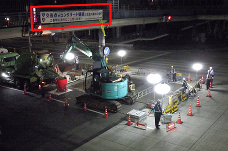 歩道橋に張られた「交差点がコンクリート舗装に生まれ変わります」の横断幕