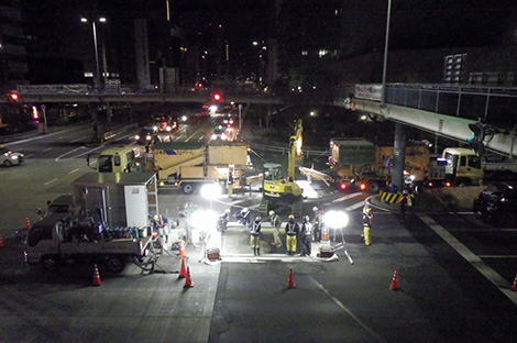 大型車が通行する場合は重機を移動させる必要がある