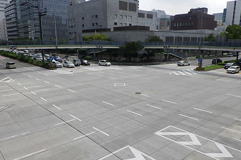 コンクリート舗装に生まれ変わった交差点