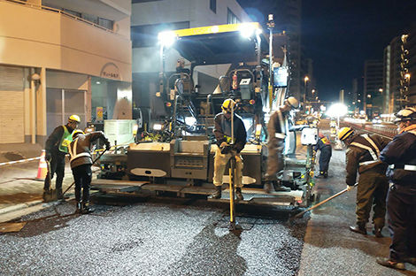 重機の上にデータを受信するマストが設置されている