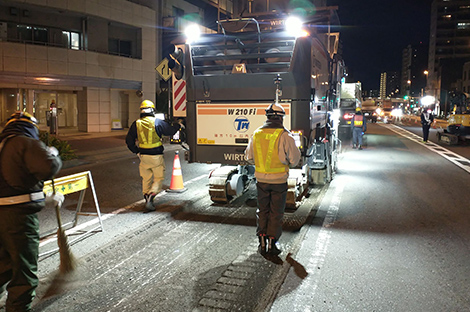 重機の上にデータを受信するマストが設置されている