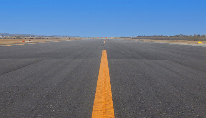 富山空港滑走路内舗装修繕工事