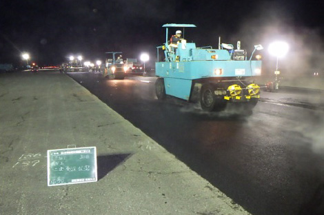 3台の機械で踏み固め（転圧）を行う