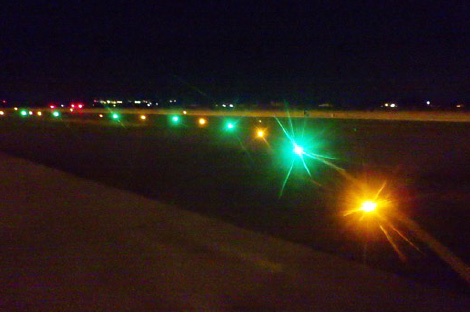 夜の空港は幻想的で美しい